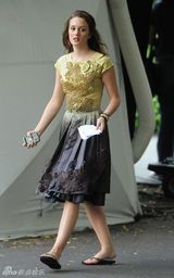 幻灯图集：莉顿-梅斯特亮相片场 长裙配夹脚拖