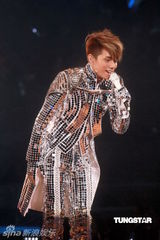 幻灯图：张敬轩香港个唱闭幕 红馆营造浪漫气氛