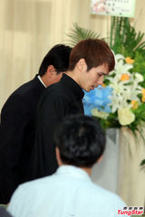 组图：台湾艺人小马跳楼妻子出殡 小马拥女痛哭