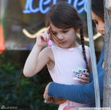 组图：苏瑞扎麻花辫练芭蕾舞 粉嫩礼服俏皮可爱