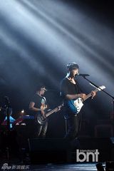 组图：赵容弼尹民秀等献唱展华丽舞台