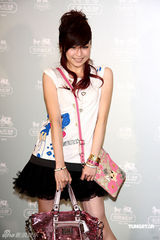 高清图：王心凌短裙走秀 大摆可爱姿势展青春活力