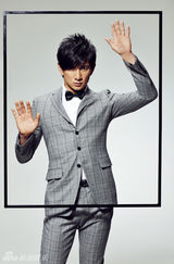 高清图：吴奇隆型男戴领结 打造另类黑色幽默