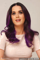 组图：凯蒂-佩里音乐电影记者会 紫色美发似瓷娃娃