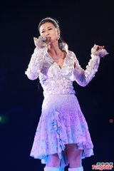 组图：叶倩文一家三口合唱 林青霞素颜到场欣赏