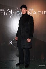 组图：周慧敏走秀疲态尽显 “虞姬”杜鹃亮相