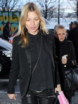 组图：凯特-莫斯举家出行 丈夫寸步不离爱意浓