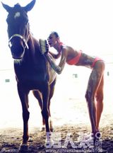 组图：超模宋姗姗《男人装》真空半裸 演绎性感骑士