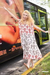 组图：戴佩妮公车宣传新专辑 光脚车上献唱