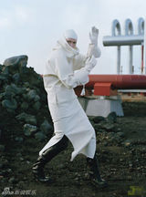 组图：蒂尔达登《W》封面 前卫造型彰显独特个性