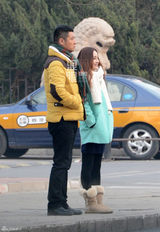 组图：姚笛任重路边拍戏对剧本 姚笛换百万豪车