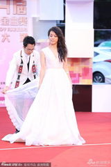 组图：欧开合唱团白色造型 女团员获专人提裙摆