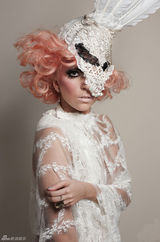 高清图：Lady Gaga最新封面照 夸张帽子雷人抢镜