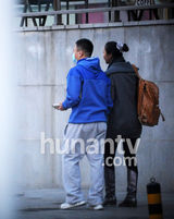 组图：孙红雷低调会女友 口罩蒙面挽手并肩行走