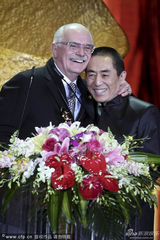 组图：张艺谋尼基塔颁最佳影片 一九四二成赢家