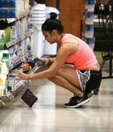 组图：凡妮莎-哈金斯购物 粉红背心秀事业线