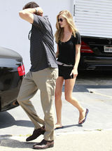 组图：惠特莉街拍黑色运动短裤秀美腿