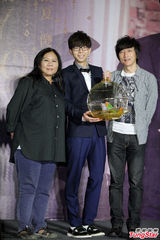 组图：胡夏帅气亮相记者会 现场大跳探戈