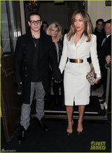 组图：洛佩兹携小男友亮相 十指紧扣秀恩爱