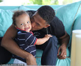 组图：玛丽亚-凯莉家庭照温馨甜蜜 左亲右吻双胞胎