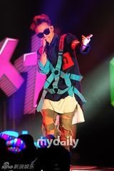 组图：BigBang成员GD开唱 秀劲舞大汗淋漓