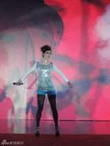 组图：芙蓉姐姐黑丝装嫩 小腿微凸自称相当性感