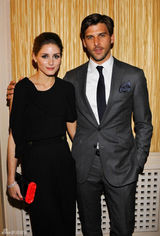 组图：纽约名媛奥利维亚-巴勒莫黑色连身装亮相