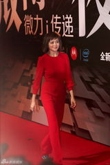 组图：2012新浪微博之夜红毯-关之琳性感露背