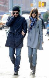 组图：贾斯汀与杰西卡街头散步 狂通话冷落妻子