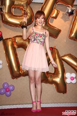 组图：安心亚粉裙亮相歌迷会 台上跳舞性感甜美