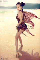 组图：张嘉倪曝性感写真沙滩化身魅惑精灵舞动
