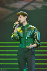 组图：李宇春榜中榜横扫三奖 献唱《刀锋偏冷》