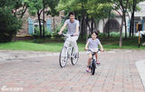 组图：田亮父女亲子装骑单车秀爱
