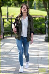 组图：前阿汤嫂凯蒂-赫尔姆斯素颜公园漫步 略显老态