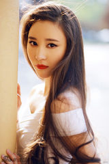 组图：袁菲俏丽街拍 展现成熟风韵