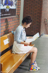 组图：柳岩为爱韩国探班黄灿盛(2PM) 镂空白裙显清新