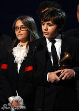 策划：MJ辞世五周年 流行之王温馨版爸爸去哪儿