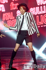 组图：f(x)爵士装热情献唱 夺冠激动互拥