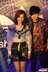 组图：阿Sa(蔡卓妍)透视潮装亮相 与林俊杰同台捞金