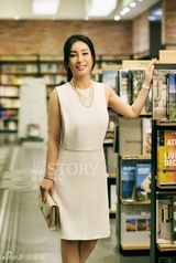 组图：秦海璐气质写真 炎夏书香妩媚动人