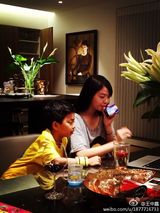 组图：威廉弟弟婴儿照曝光 从小稳重爱动物