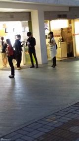 组图：玖月奇迹环腰耳语似热恋 同逛婚纱店