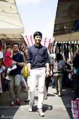 组图：张晓龙玩转米兰周末市场 品蔬果忆乡味