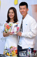 组图：郑慧英夫妇结婚十周年 今天更加幸福