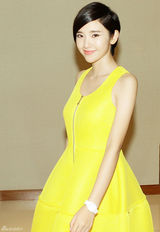 组图：唐艺昕柠檬黄连衣裙出席活动  活泼俏皮