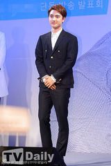 组图：赵寅成孔孝真深情对视 浪漫甜蜜