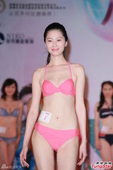 组图：亚洲小姐深圳泳装海选 演绎青春性感