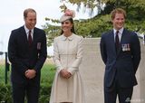 组图：威廉王子出席纪念活动 凯特王妃露甜笑