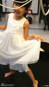 组图：贝儿扎头发穿裙子一秒变公主翩然起舞