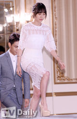 组图：BTOB星材A pink初珑牵手出席发布会